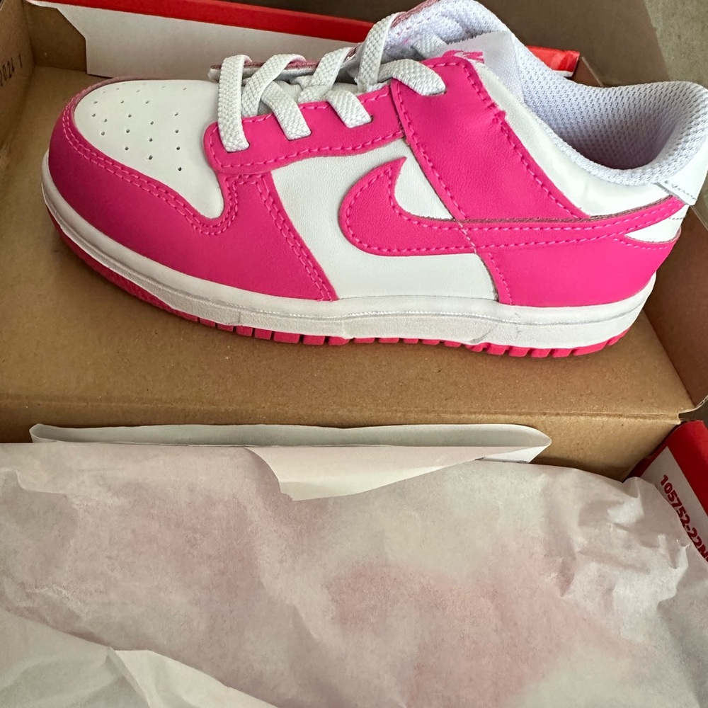 Nike Kids Sneakers in Fuchsia and White